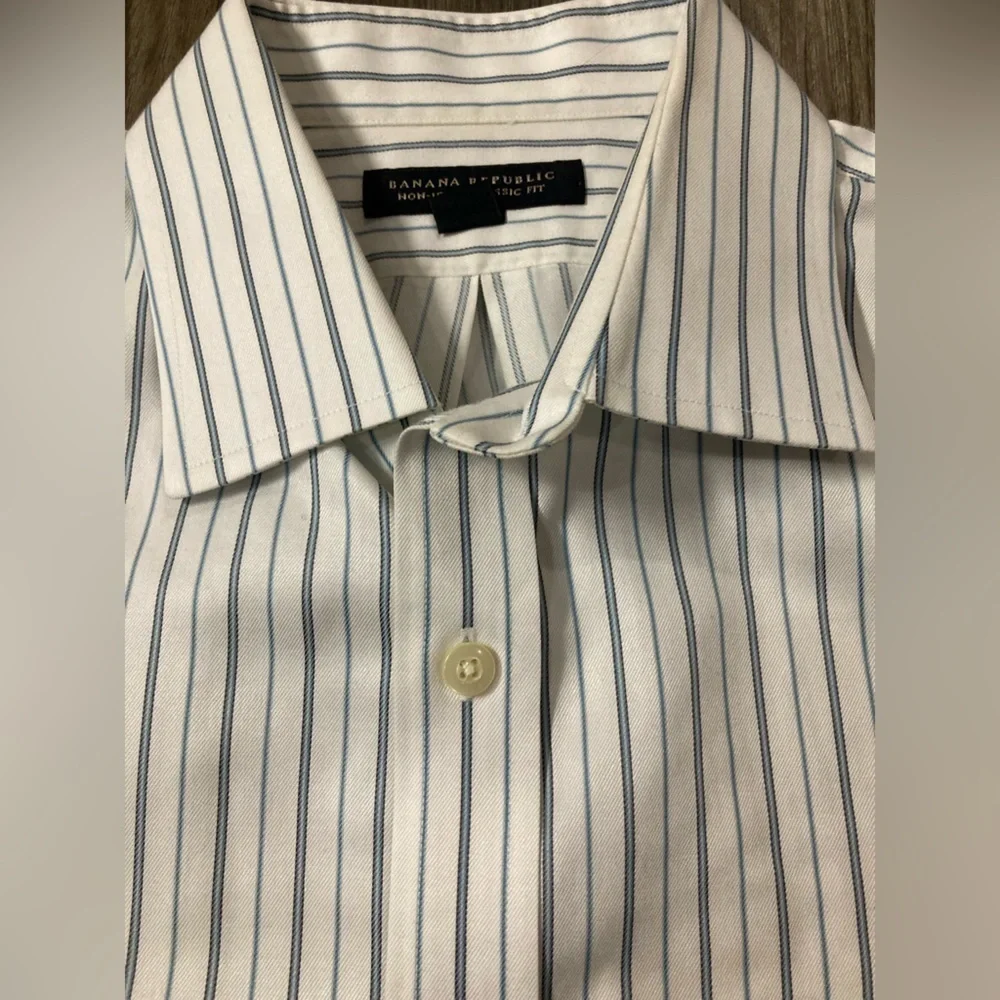 Banana Republic Non Iron Classic Fit Medium Button Down‎ Shirt